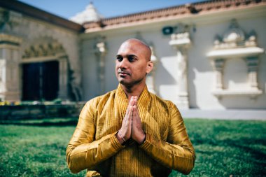 Handsom Hintli adam Tapınağı'nda altın Kurta Namaste tebrik