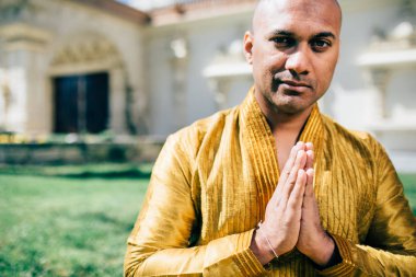 Handsom Hintli adam Tapınağı'nda altın Kurta Namaste tebrik