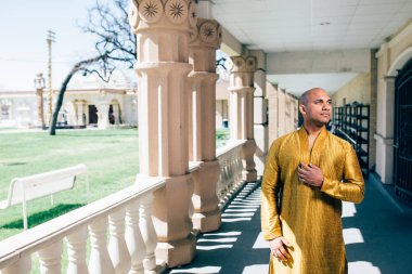 Handsom Tapınağı'nda altın Kurta Hint erkekte