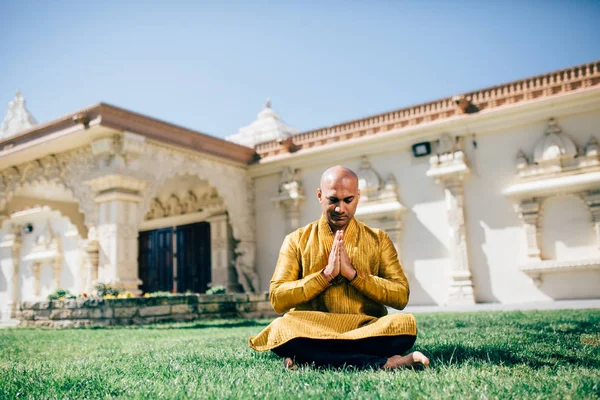 Handsom Hintli adam Tapınağı'nda altın Kurta Namaste tebrik