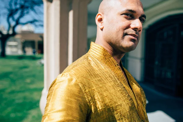 Handsom Tapınağı'nda altın Kurta Hint erkekte