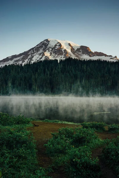 MT Rainier yansıma göller, gündoğumu