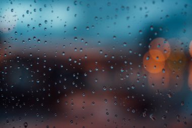 Yağmur damlası penceresinde geceleri