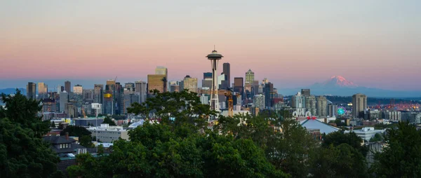 Σιάτλ ηλιοβασίλεμα στον ορίζοντα με Mount Rainier — Φωτογραφία Αρχείου