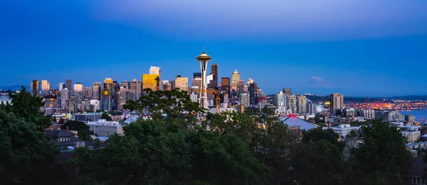 Seattle Skyline Puesta de sol con el Monte Rainier — Foto de Stock
