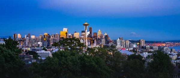 Seattle Skyline Sunset com Mount Rainier — Fotografia de Stock