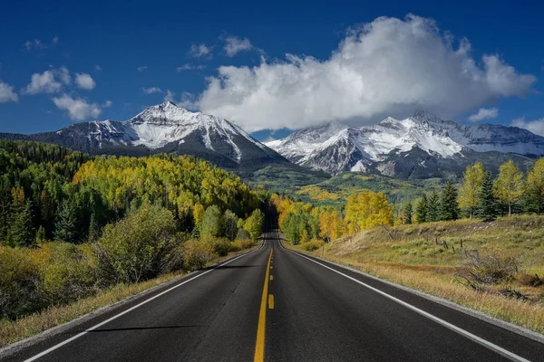 Road dağ Aspen sarı ile sonbaharda yapraklar