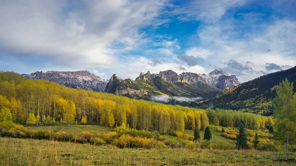 Dağ ve Aspend mavi gökyüzü Colorado