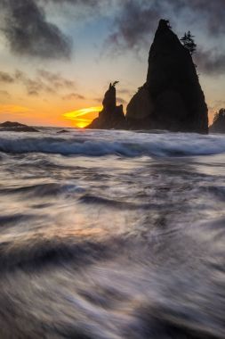 Deniz yığınları ve deniz günbatımı sırasında 