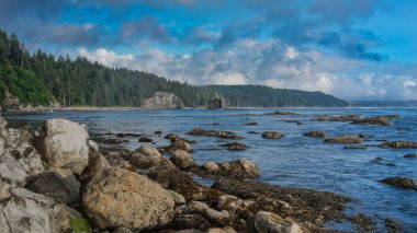 Deniz yığını ve mavi gökyüzü ve bulutlar denize sıfır