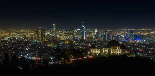 Los Angeles manzarası ile gece Griffith Gözlemevi