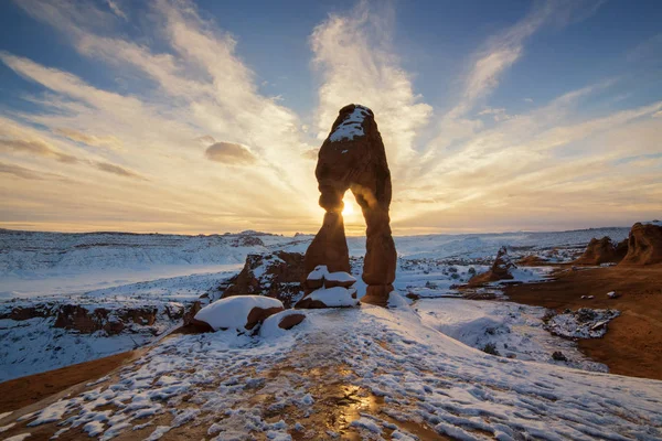 Arc délicat avec neige au coucher du soleil — Photo