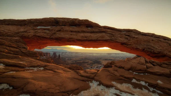 Kışın kar ile gündoğumu sırasında Mesa Arch