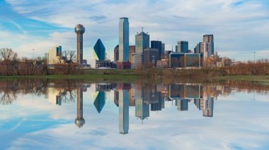Trinity Nehri üzerinde Dallas manzarası yansıma sırasında günbatımı, Dallas