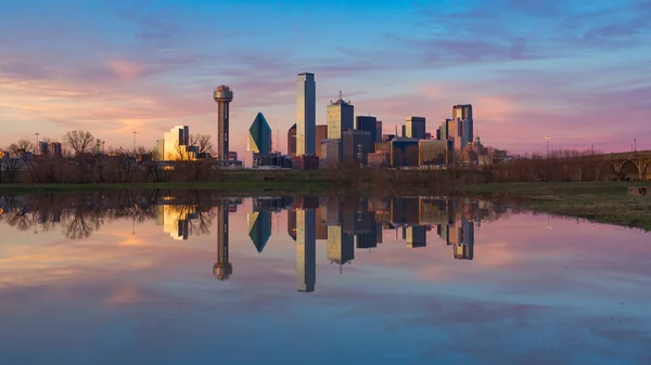 Trinity Nehri üzerinde Dallas manzarası yansıma sırasında günbatımı, Dallas