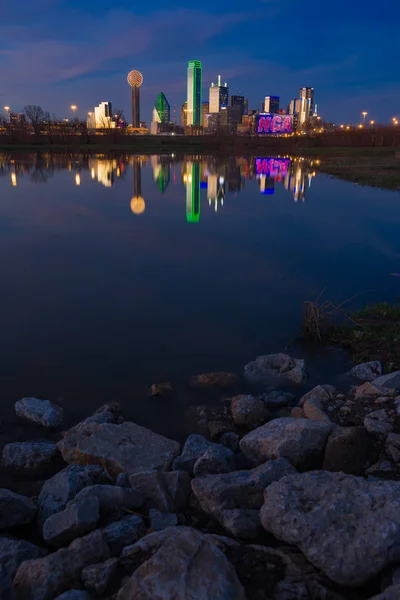 Dallas Skyline Reflexion am Trinity River bei Sonnenuntergang, dallas — Stockfoto