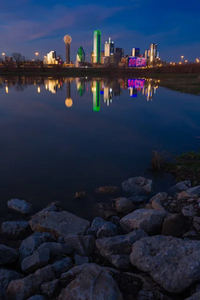 Trinity Nehri üzerinde Dallas manzarası yansıma sırasında günbatımı, Dallas