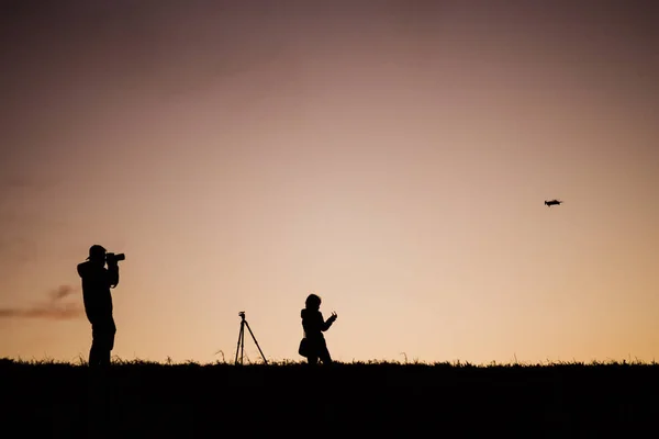 Le photographe et la fille volant drone — Photo