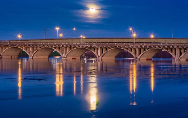 Luz de la luna sobre el río Trinity en Dallas, Texas — Foto de Stock