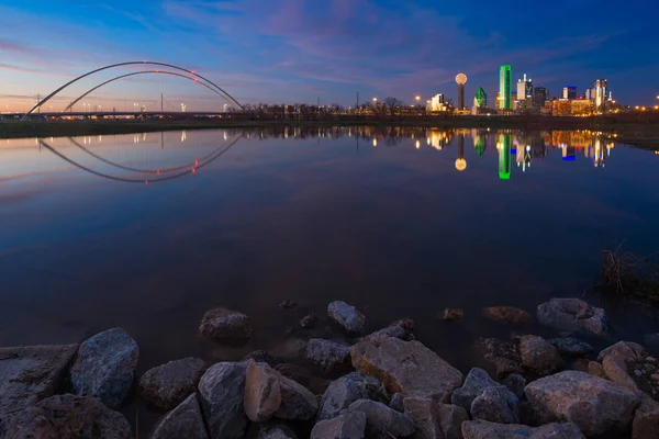 Dallas Skyline Reflexion am Trinity River bei Sonnenuntergang, dallas — Stockfoto