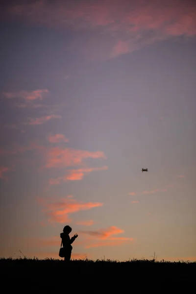 La fille volant drone coucher de soleil — Photo