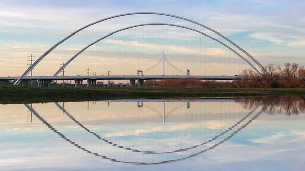 Reflejo de Margaret Hunt Hill Bridge y Margaret McDermott B — Foto de Stock