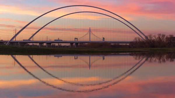 Reflejo de Margaret Hunt Hill Bridge y Margaret McDermott B — Foto de Stock