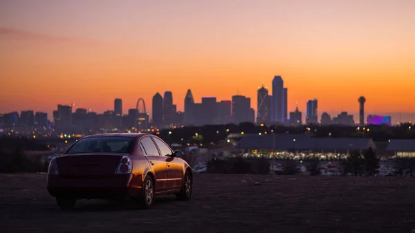El coche con City Skyline Sun Rise, Dallas, TX — Foto de Stock