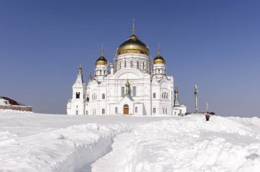 Beyaz dağ üzerinde antik manastır.