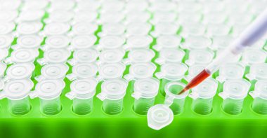 Pipet, tıbbi tarafından küçük tüp için kırmızı kimyasal sıvı ve bilim araştırma kavramı bırakarak