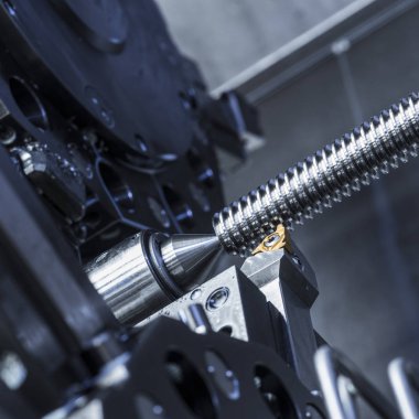İşlenecek parçanın ve vida yapım kesici ile modern Cnc freze makinesi detay