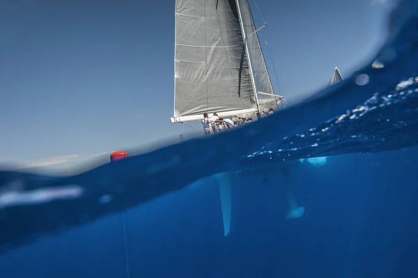 Vista subaquática com leme e quilha de barco à vela — Fotografia de Stock