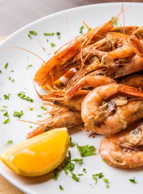 Deniz mahsülleri meze - ızgara karides/karides beyaz tabakta limonlu