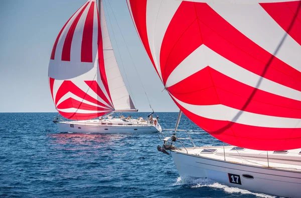 Két vitorlás hajók a spinnaker alatt off-shore verseny — Stock Fotó