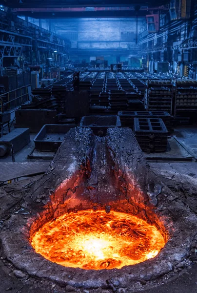 感应炉中的燃烧铸铁 背景模具 — 图库照片
