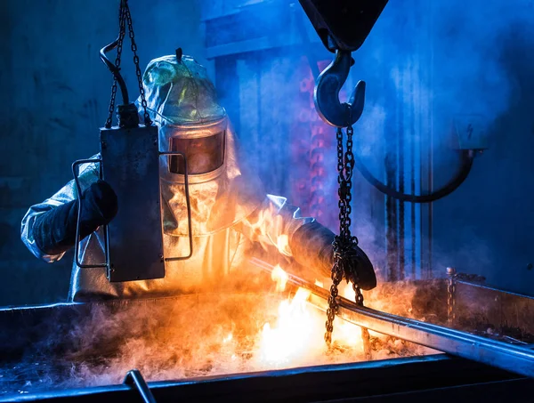 Fundição Trabalhador Com Terno Proteção Especial Extinguindo Moldes Banho Óleo — Fotografia de Stock