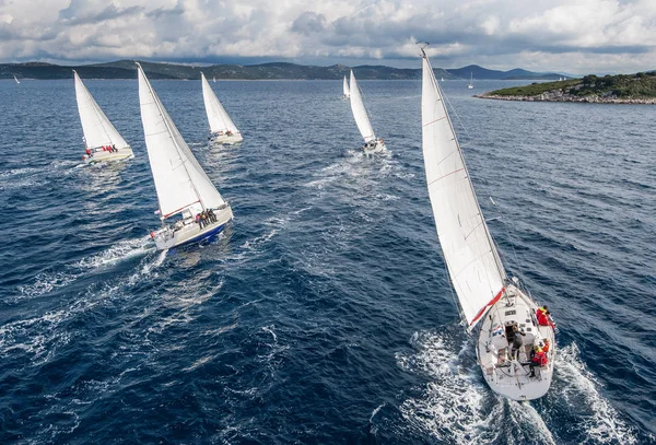 Fleet of sailing boats during offshore race from bird view — Stock Photo, Image