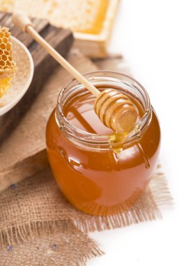 Beyaz arkaplanda izole edilmiş bal