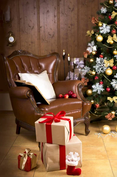 Weihnachtsszene mit Baumgeschenken — Stockfoto