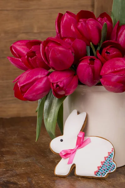 Весенние розовые тюльпаны, яйца и печенье — стоковое фото