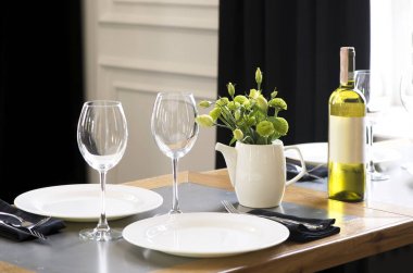 Tablo lokantada servis, cam ve plaka yakın odak