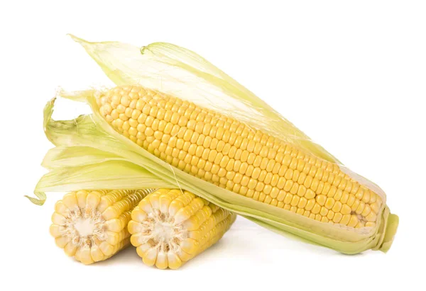 Rauwe Maïs Met Groene Bladeren Een Witte Achtergrond — Stockfoto