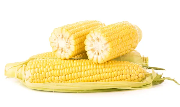Surowy Kukurydza Zielonymi Liśćmi Białym Tle — Zdjęcie stockowe
