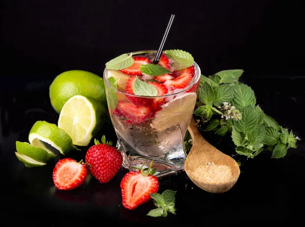 Aardbei Mojito Cocktail Zwarte Achtergrond — Stockfoto