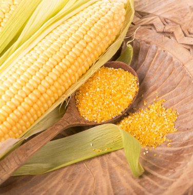 Bir kaşık Mısır gevreği çul ve tablonun arka plan koyu ahşap kurullarında cob Mısır unu