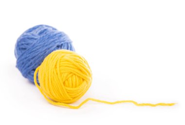 sarı ve mavi skeins iplik örme beyaz bir arka plan üzerinde için