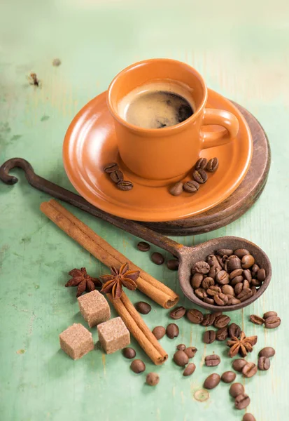 Kopp varm kaffe på trä bordet — Stockfoto