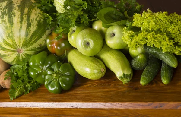 Verdure verdi uno sfondo di legno — Foto Stock