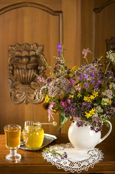 Buquê de plantas medicinais, chá e mel — Fotografia de Stock