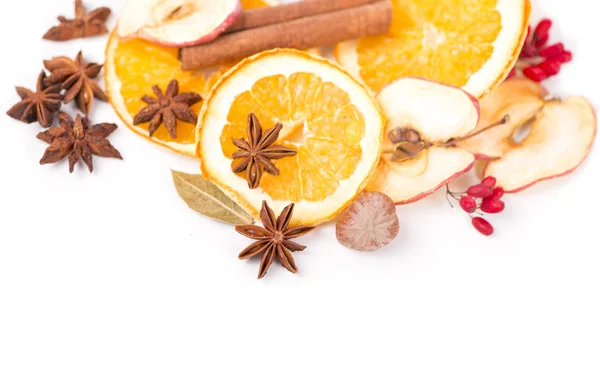 Сушеный апельсин и другие фрукты на белом фоне — стоковое фото